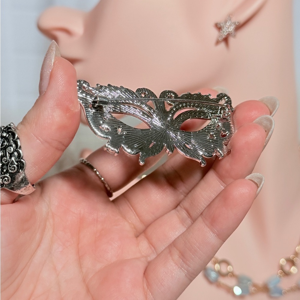 ⚜️ Elegant Silver Masquerade Brooch - Picture 4 of 8